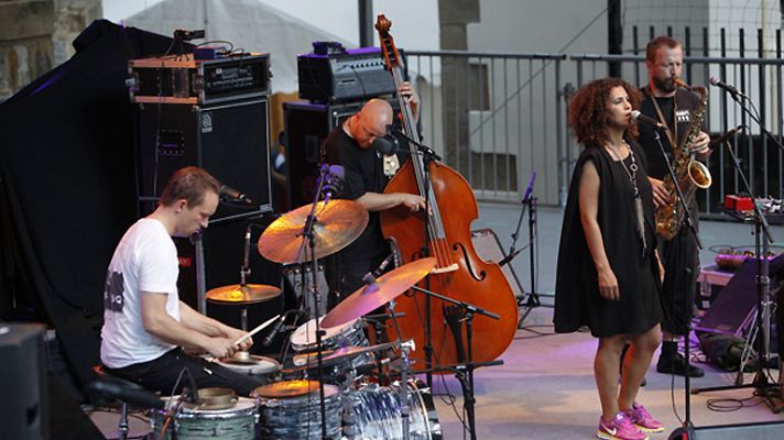 Neneh Cherry junto a The Things