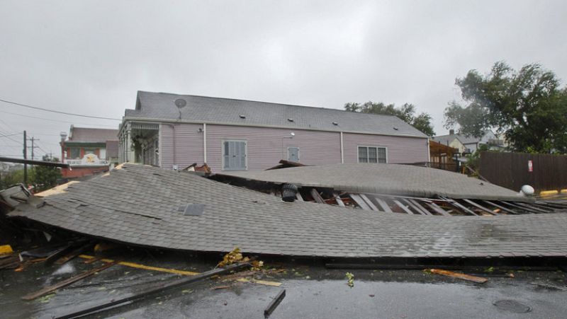 "Isaac" baja su intensidad a tormenta tropical, pero las condiciones siguen siendo peligrosas
