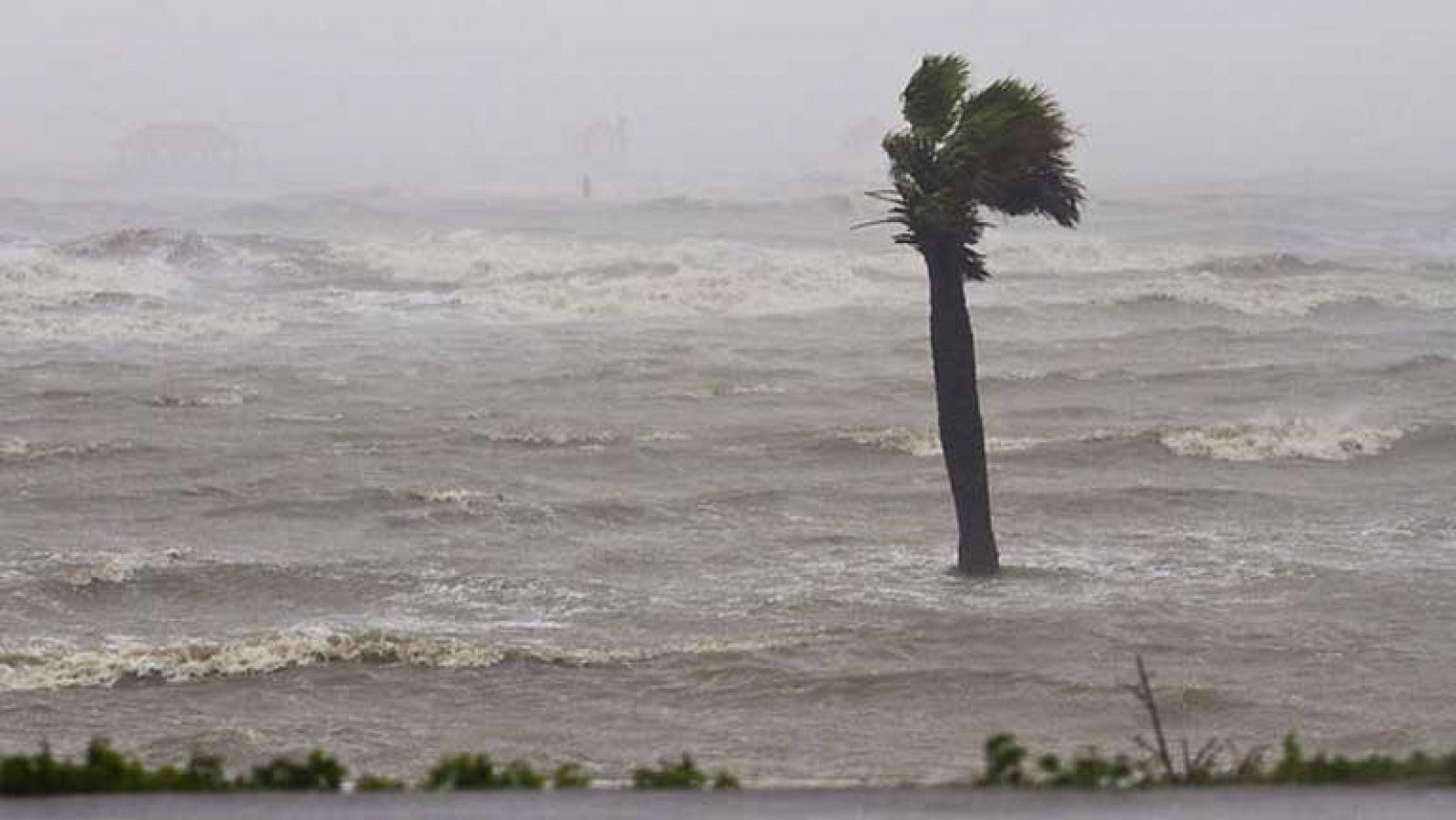 Isaac pasa a ser tormenta tropical y avanza lentamente sobre el estado de Louisiana