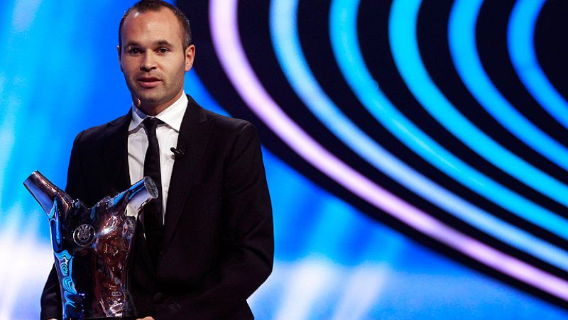 El jugador del Barcelona Andres Iniesta ha sido elegido el mejor jugador de Europa en la temporada 2011-2012, por delante de su compañero de equipo Leo Messi y el madridista Cristiano Ronaldo.