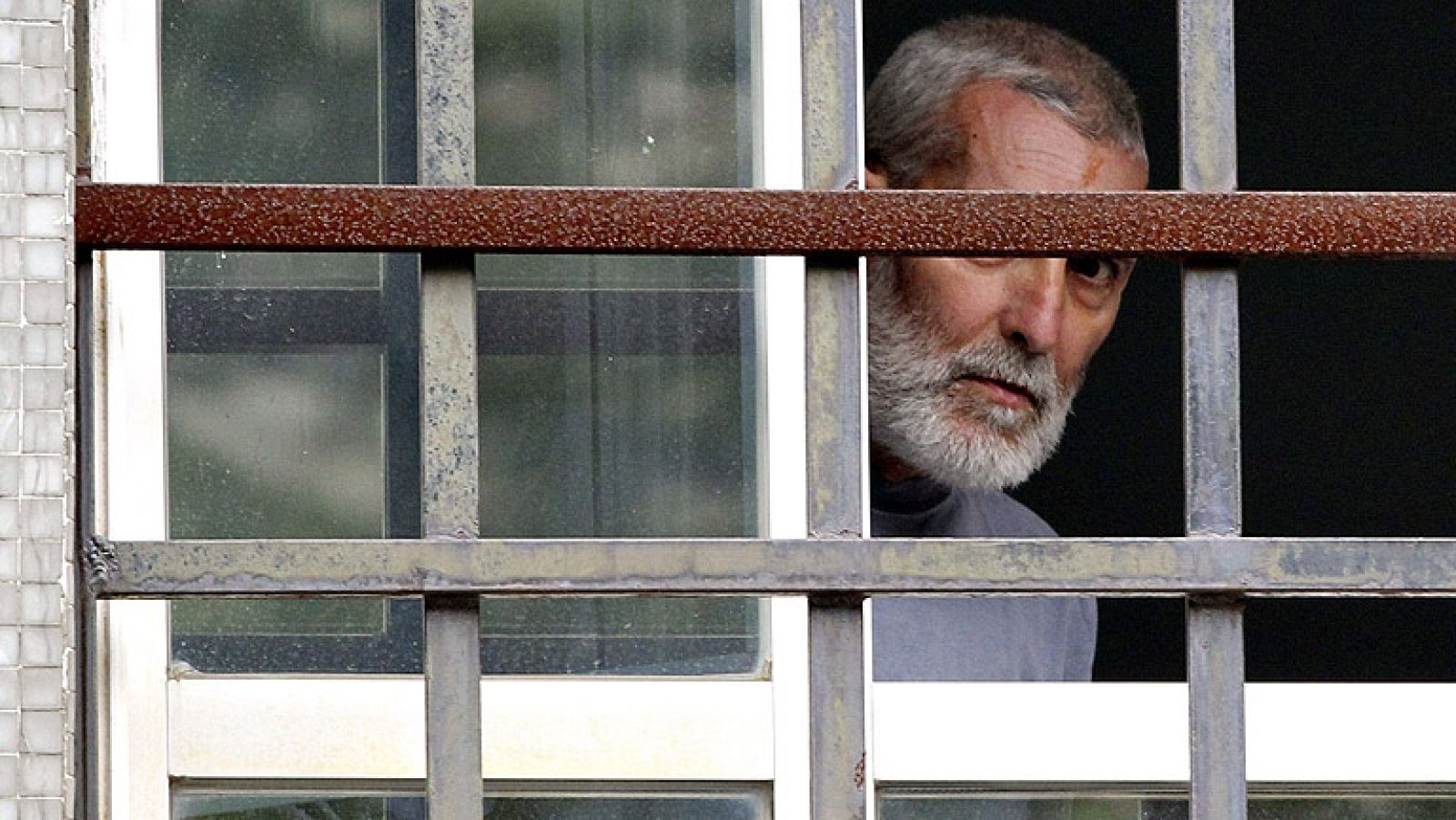 Uribetxebarria no saldrá inmediatamente de la cárcel, ya que la resolución del magistrado es recurrible en un plazo de cinco días hábiles, cuando la libertad se haría efectiva si ninguna de las partes la recurre y, de hacerlo, el recluso tendrá que esperar a que el auto sea firme.