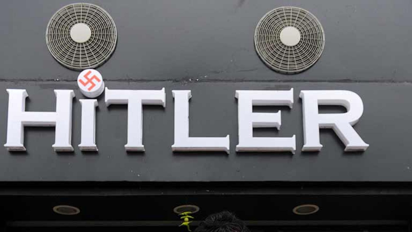 Una tienda de ropa en India lleva el nombre de hitler. su dueño afirma que no conocia los crimenes nazis y que no cambiara el nombre sin una compensacion economica