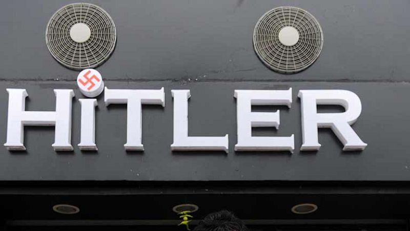 Una tienda de ropa en India lleva el nombre de hitler. su dueño afirma que no conocia los crimenes nazis y que no cambiara el nombre sin una compensacion economica