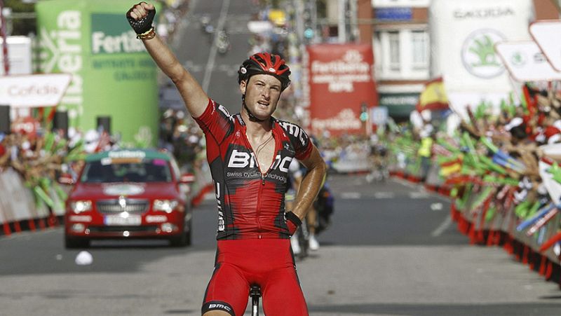 El ciclista británico Stephen Cummings (BMC) se ha adjudicado el  triunfo en la decimotercera etapa de la 67 edición de la Vuelta a  España, un recorrido de 172 kilómetros entre Santiago de Compostela y  Ferrol, tras lanzar un ataque en el último ki
