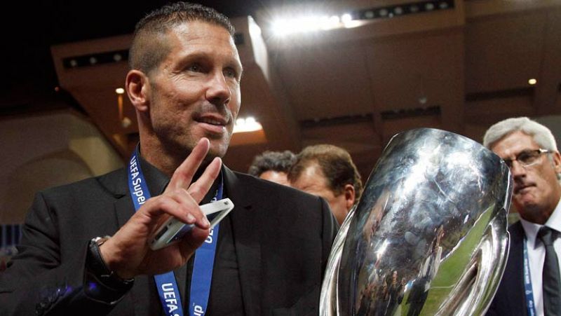 Decenas de aficionados rojiblancos han recibido al Atlético de Madrid en el aeropuerto de Barajas, a la llegada del equipo con la Supercopa ganada en Mónaco bajo el brazo.