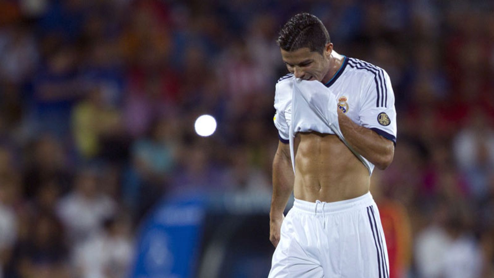 El Madrid, flamante campeón de la Supercopa de España, espera arrancar en Liga donde aún no ha ganado y suma un punto. Recibe al Granada, con la duda de Cristiano Ronaldo y sin Coentrao. Los andaluces quieren dar la sorpresa y tienen en sus filas a t