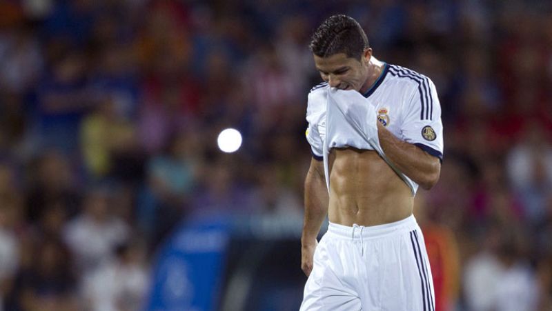 El Madrid, flamante campeón de la Supercopa de España, espera arrancar en Liga donde aún no ha ganado y suma un punto. Recibe al Granada, con la duda de Cristiano Ronaldo y sin Coentrao. Los andaluces quieren dar la sorpresa y tienen en sus filas a t