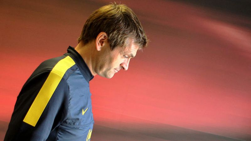 El Barça vuelve a la Liga tras perder la Supercopa. Recibe al Valencia, que ya sacó un punto en el Bernabéu. Andrés Iniesta se ha llevado esta ovación de sus compañeros tras ser elegido mejor jugador por la UEFA.  Dani Alves, recuperado del edema en 