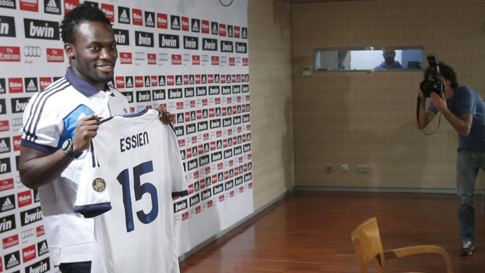 El centrocampista ghanés, que llega cedido al Real Madrid, ha sido presentado oficialmente ante los medios y ha confesado que admira a Mourinho y le considera como "un padre".