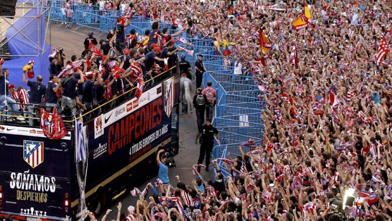 Diez mil aficionados rojiblancos han aclamado a los jugadores y técnicos del Atlético de Madrid en su regreso a casa tras conquistar la Supercopa de Europa.