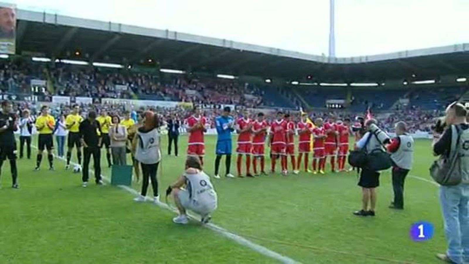 En Segunda, antes del Racing-Sporting, emotivo homenaje al que fuera su entrenador Manolo Preciado, que falleció el 6 de junio tras sufrir un infarto. Su  hijo Manu, su viuda Arancha y su  hermana Ana estaban muy emocionados.