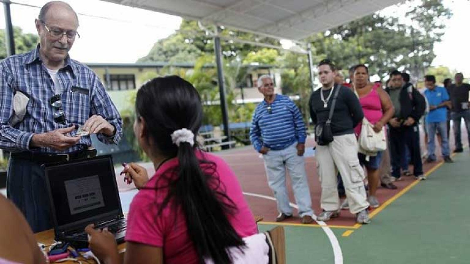 Hugo Chávez y Henrique Capriles siguen recorriendo el país en busca de votos 