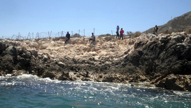  81 inmigrantes permanecen en un pequeño islote deshabitado de soberanía española