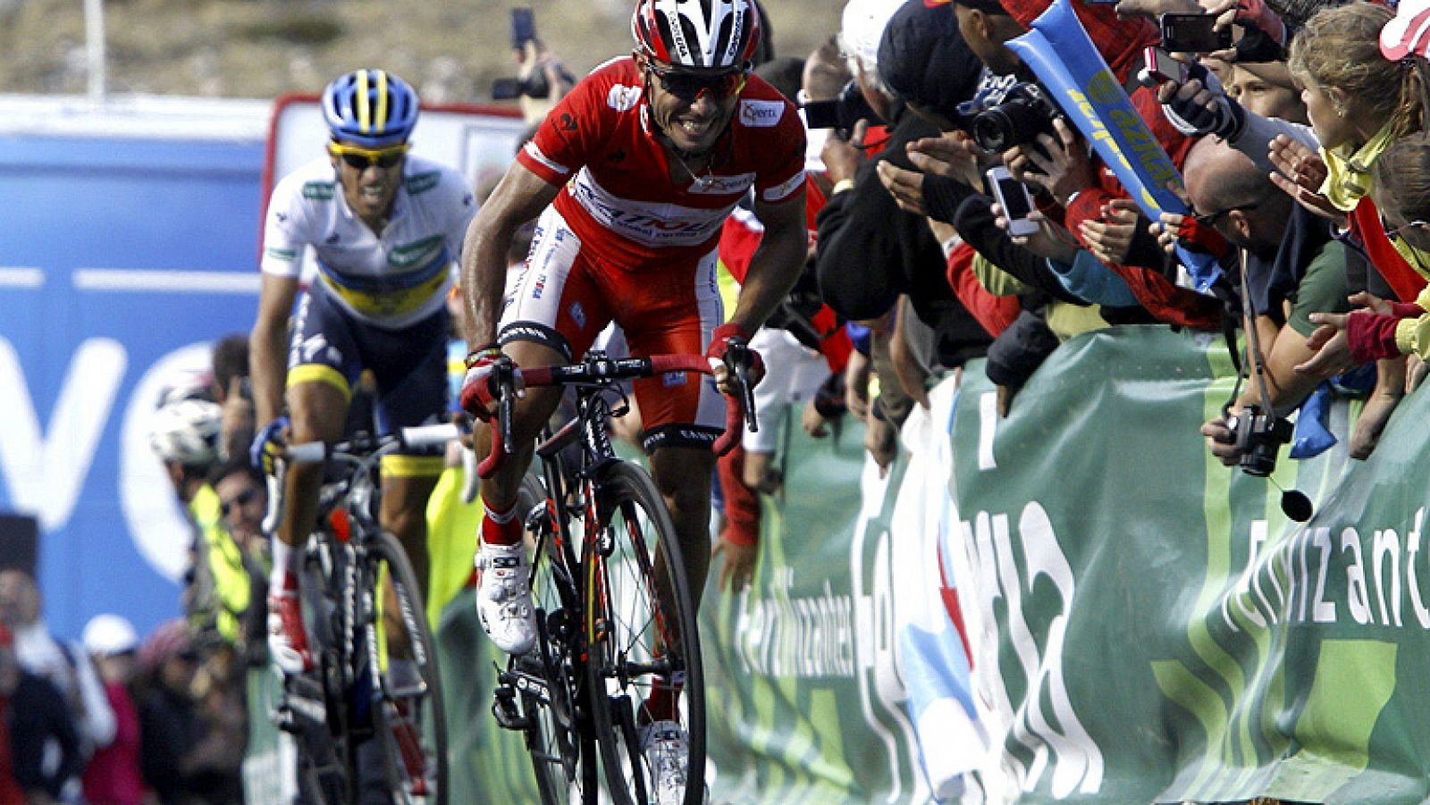El italiano Dario Cataldo (Omega) ha sido el ganador de la decimosexta etapa de la Vuelta disputada entre Gijón y el Cuitu Negru, en la cima de la estación de Valgrande Pajares, de 183 kilómetros, en la que Joaquim Purito Rodriguez conservó el maillo
