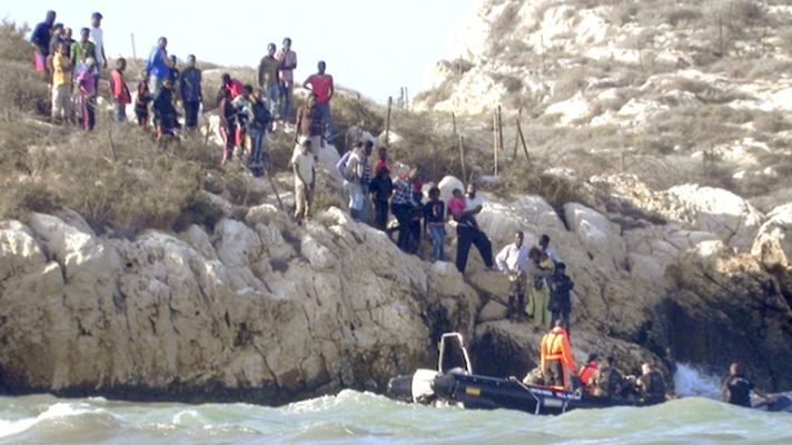 Telediario 1 - Desalojan durante la noche a los inmigrantes que se habían refugiado en el peñón español frente a Marruecos