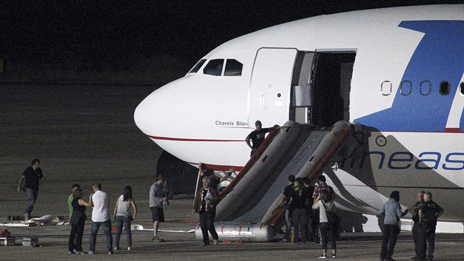 Pedro Almodóvar rueda las últimas escenas de 'Los amantes pasajeros' en el aeropuerto de Ciudad Real