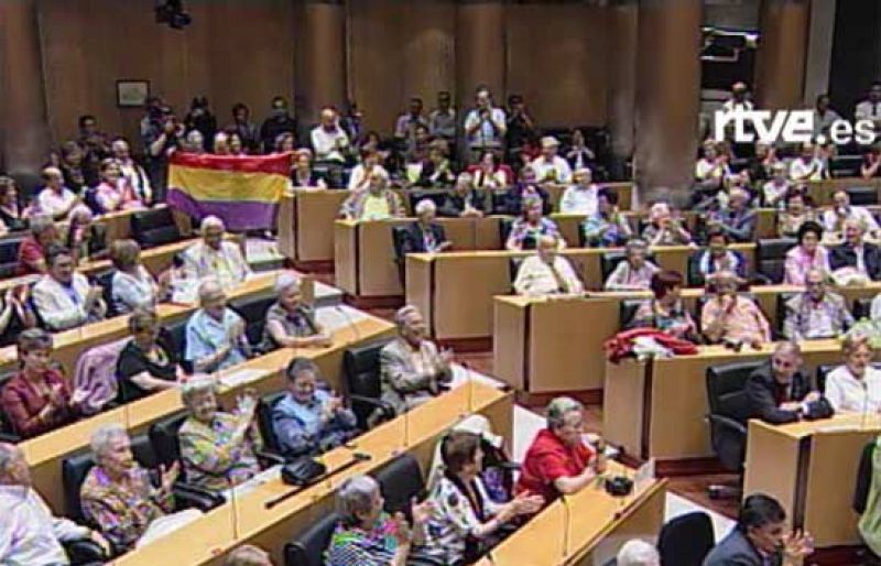 El presidente del Congreso, José Bono, ha expresado su reconocimiento a los presos y represaliados del franquismo. Bono ha represaliado a un republicano que ha sacado una bandera en el acto (14/06/08).