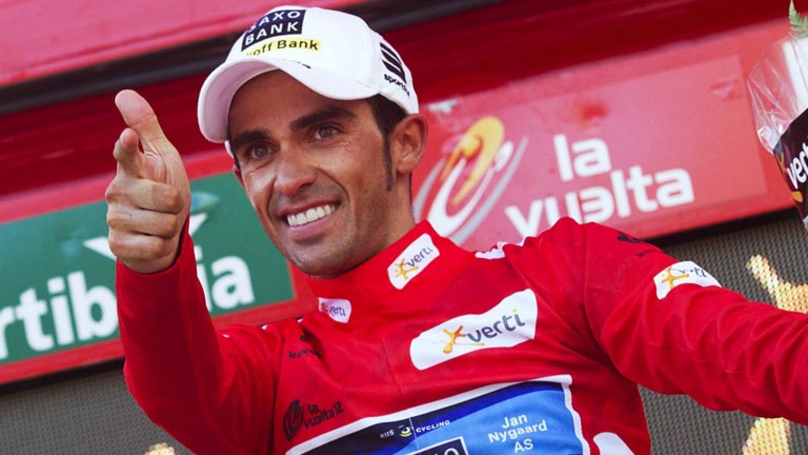 Contador asesta un golpe a la Vuelta y ya viste de rojo