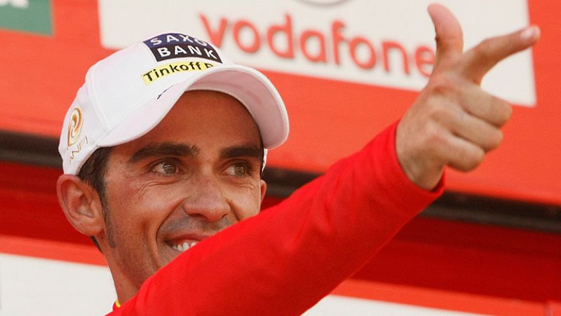 Alberto Contador ha tomado la salida de la etapa 18 de la Vuelta ciclista a España 2012 en Aguilar de Campoo con su deseado maillot rojo de líder. El madrileño ha mostrado su alegría en el control de firmas.