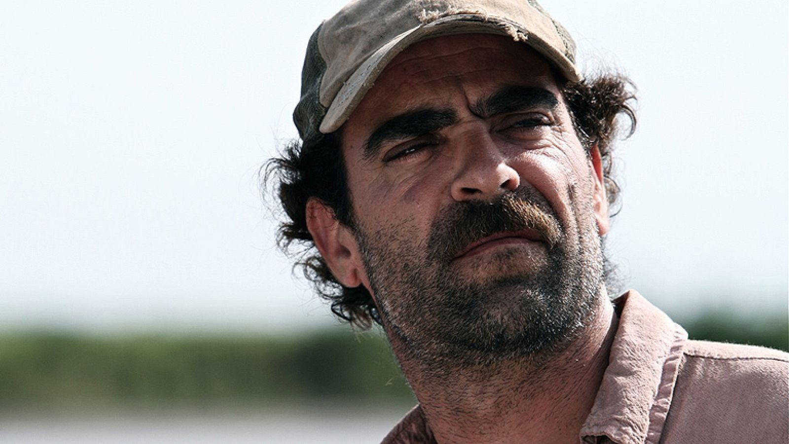 RTVE.es os ofrece, en primicia, el tráiler de 'Operación E', la nueva película de Luis Tosar