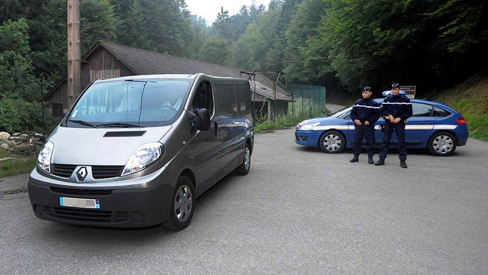   Tres de las cuatro personas fallecidas en los Alpes franceses murieron de disparos en la cabeza, mientras que dos niñas fueron encontradas, una indemne y otra herida de gravedad, en el lugar de los hechos, según el fiscal de Annecy, Eric Maillaud. Dos hombres y dos mujeres aparecieron ayer, miércoles, muertos en una zona boscosa de Chevaline, en el lago de Annecy, mientras que una niña fue hallada herida de gravedad y otra, de 4 años, escondida en el interior del vehículo escenario de los hechos.