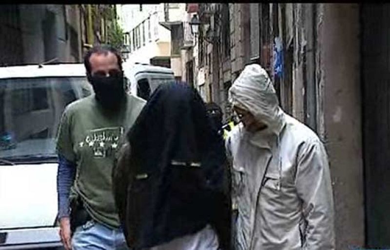 Detenidas 14 personas en toda España en una red de pornografía infantil (14/06/08).