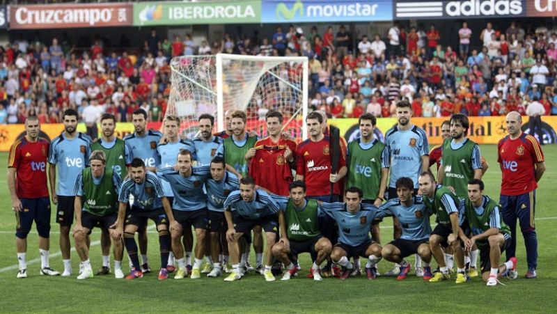 La selección española de fútbol realizó esta noche su último entrenamiento, antes de enfrentarse mañana a Arabia Saudí en el estadio pontevedrés de Pasarón, ante alrededor de 10.000 espectadores.