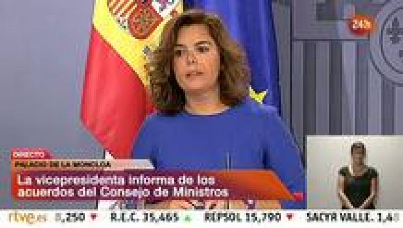  La vicepresidenta del Gobierno, Soraya Saénz de Santamaría, ha afirmado que la decisión sobre la petición de ayuda al fondo de rescate europeo debe analizarse con calma y prudencia, y no puede tomarse "ni a bote pronto ni de la noche a la mañana". 