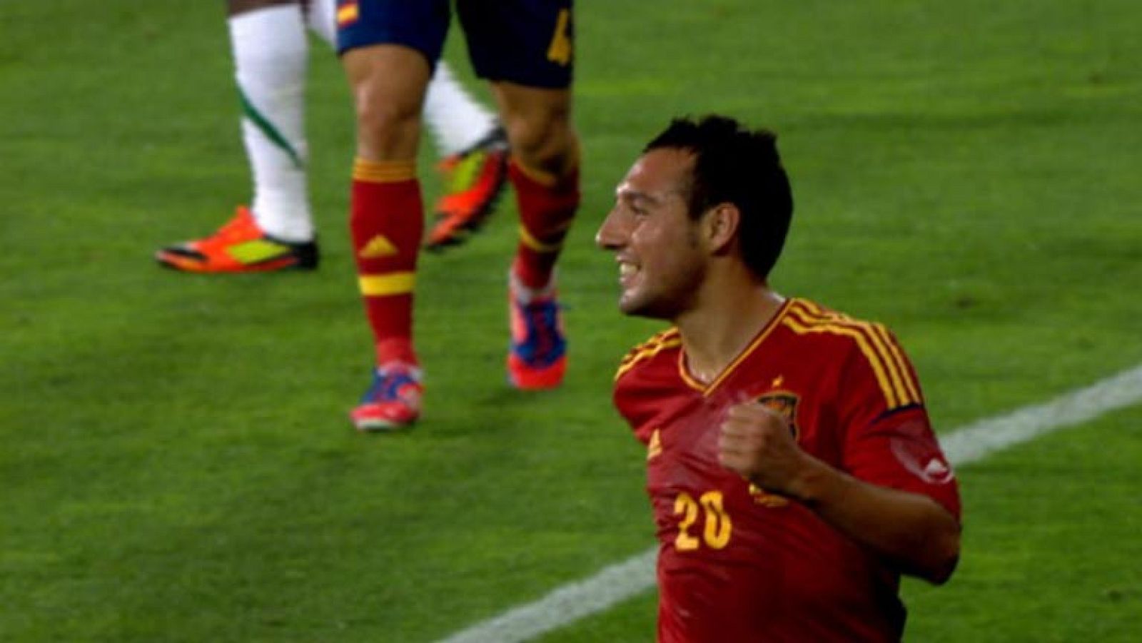 El extremo de la selección española remata a placer tras recoger un rechace del portero de Arabia Saudí a un disparo de Pedro.