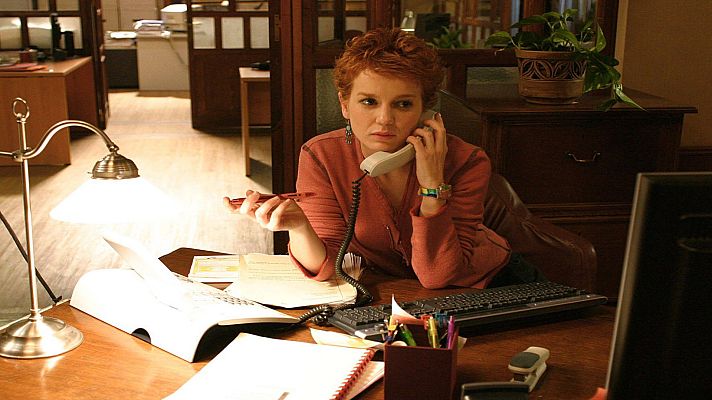 Al filo de la ley - Una mujer pública