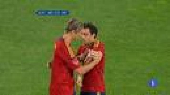 Telediario 1 - Villa, feliz con su regreso, y Torres, con sus 100 partidos 'de rojo'