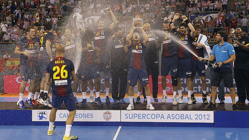 El Barcelona Intersport se ha adjudicado la Supercopa de balonmano al derrotar hoy en Madrid al Atlético por 34-31. El conjunto catalán, último campeón de Liga, ya vencía al descanso por 17-13. 