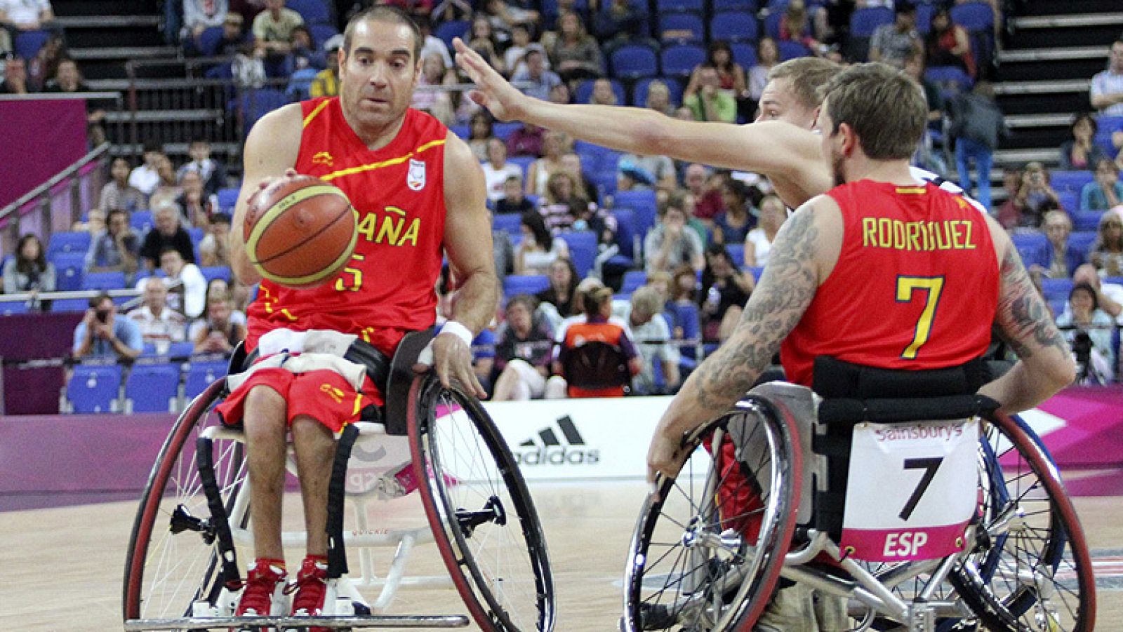 La selección española de baloncesto ha vencido  67-48 a la de Alemania y ha acabado quinta en los Juegos Paralímpicos Londres 2012, evento que terminará mañana en la capital londinense.