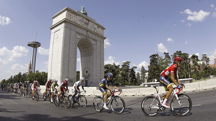 Contador y su equipo visten de rojo sus bicis