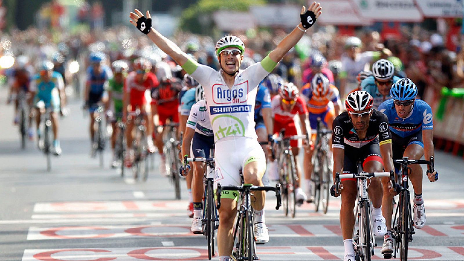 El alemán John Degenkolb ha conseguido en las calles de Madrid alzarse con su quinto triunfo parcial en esta Vuelta ciclista a España 2012. Alberto Contador ha entrado también con los brazos en alto ya que se apunta su segunda Vuelta.