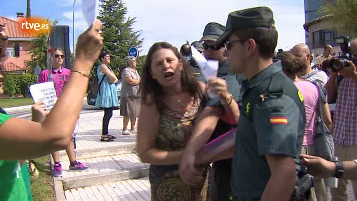 Una madre le tira un tupper a Aguirre para protestar contra los recortes en Educación