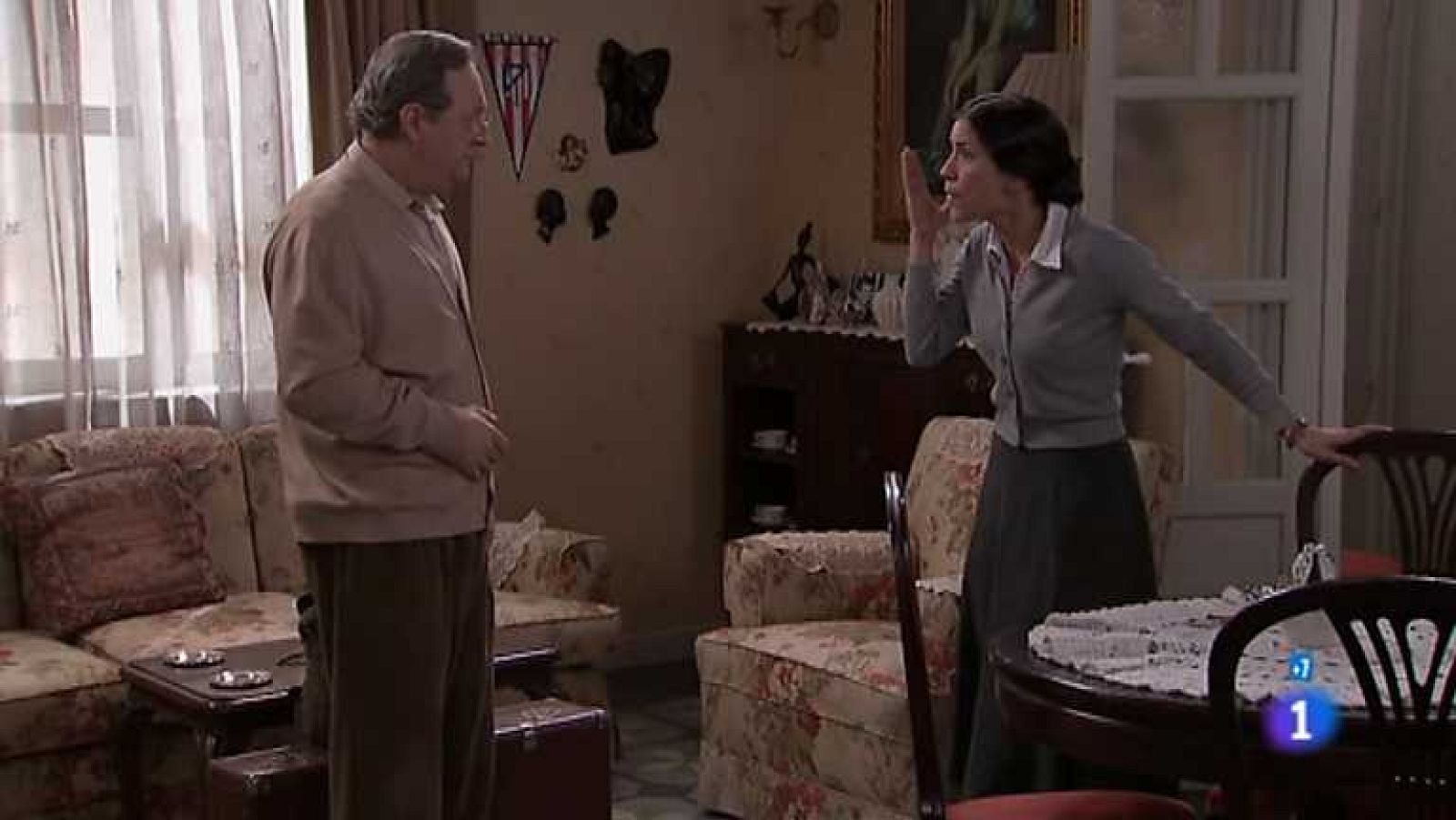 Amar en tiempos revueltos - T7 - Capítulo 209 - Cuando Eugenio le cuenta por teléfono a Rocío la muerte de Clint, se produce la alarma del incendio en el laboratorio - Ver ahora