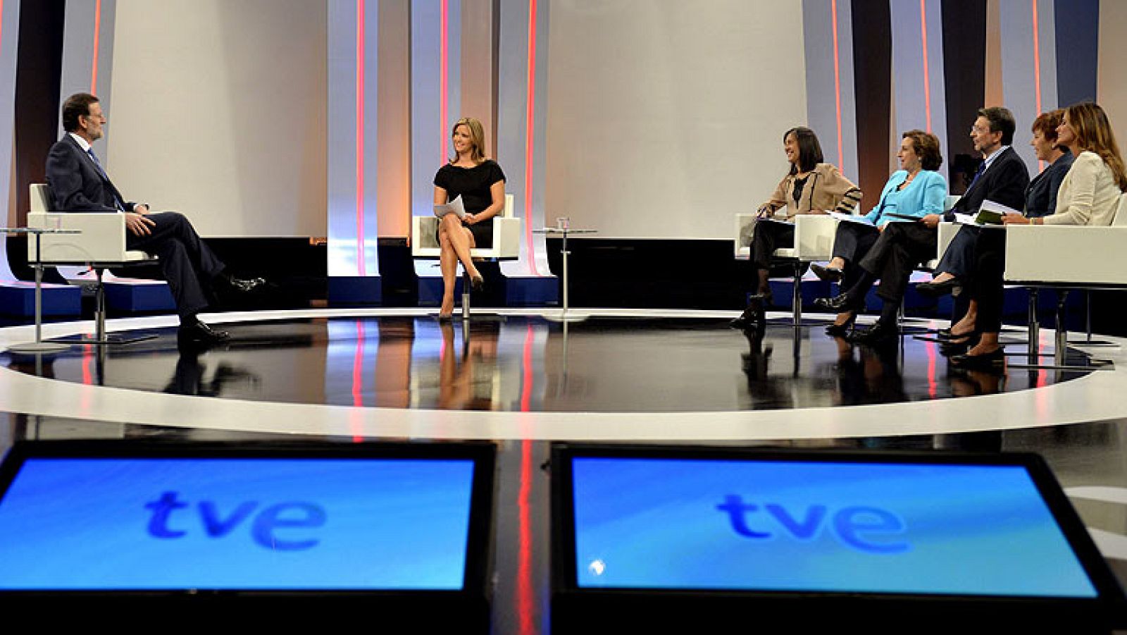 La economía y el posible rescate a España ha centrado buena parte de la primera entrevista de Mariano Rajoy en televisión desde que es presidente. El jefe del Ejecutivo ha sostenido que el Gobierno sopesa la posibilidad de pedir ayuda al BCE y estudia con "calma y prudencia" el programa de compra de deuda del Banco Central Europeo. "Tomaré la mejor decisión para los intereses de España y de los españoles", ha defendido el presidente del PP, quien ha descartado "tocar" las pensiones. 