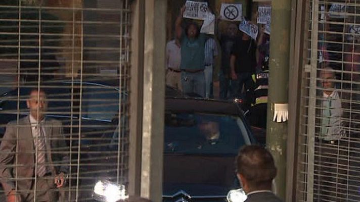 Telediario 1 - Rajoy, recibido con silbidos a su llegada a los estudios de TVE