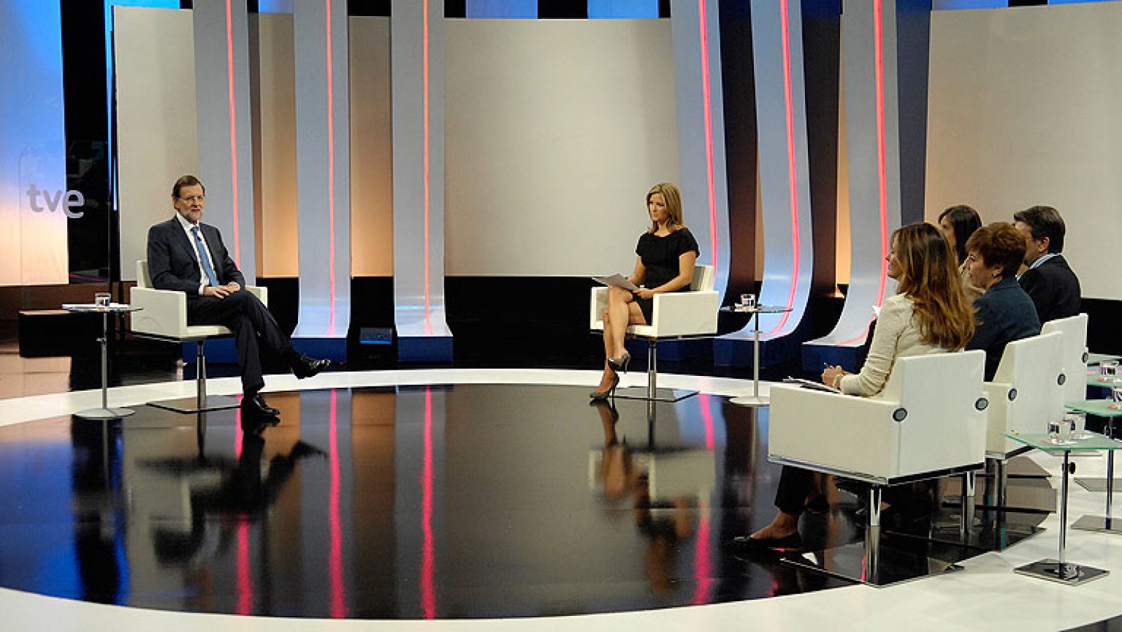 Rajoy responde a diversas cuestiones en su primera entrevista en televisión desde que es presidente