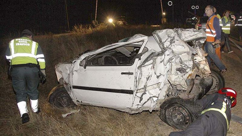 Dos muertos al arrollar un tren de mercancías a un turismo en Palencia