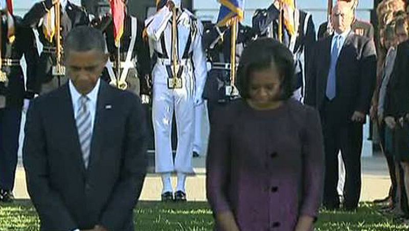  El presidente de EE.UU., Barack Obama, y su esposa Michelle han guardado un minuto de silencio ante la Casa Blanca con motivo del aniversario de los atentados del 11 de septiembre de 2001. 