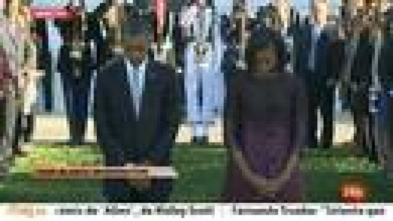  El presidente de EE.UU., Barack Obama, y su esposa Michelle han guardado un minuto de silencio ante la Casa Blanca con motivo del aniversario de los atentados del 11 de septiembre de 2001. 
