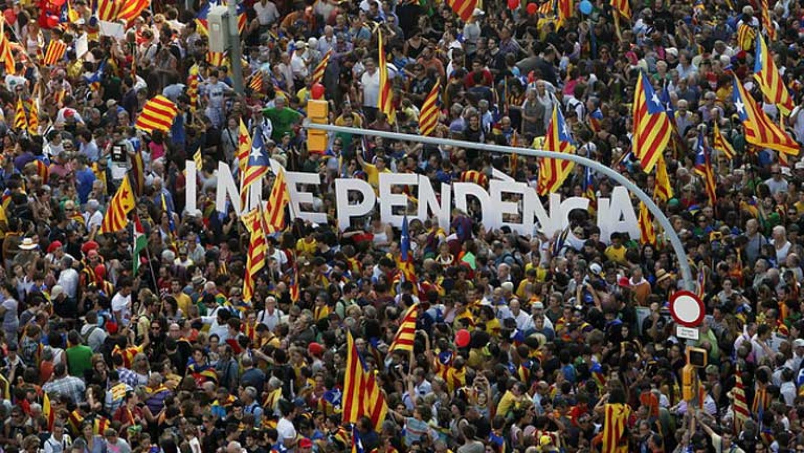 Telediario 1: Cientos de miles de personas se manifiestan a favor de la independencia de Cataluña | RTVE Play