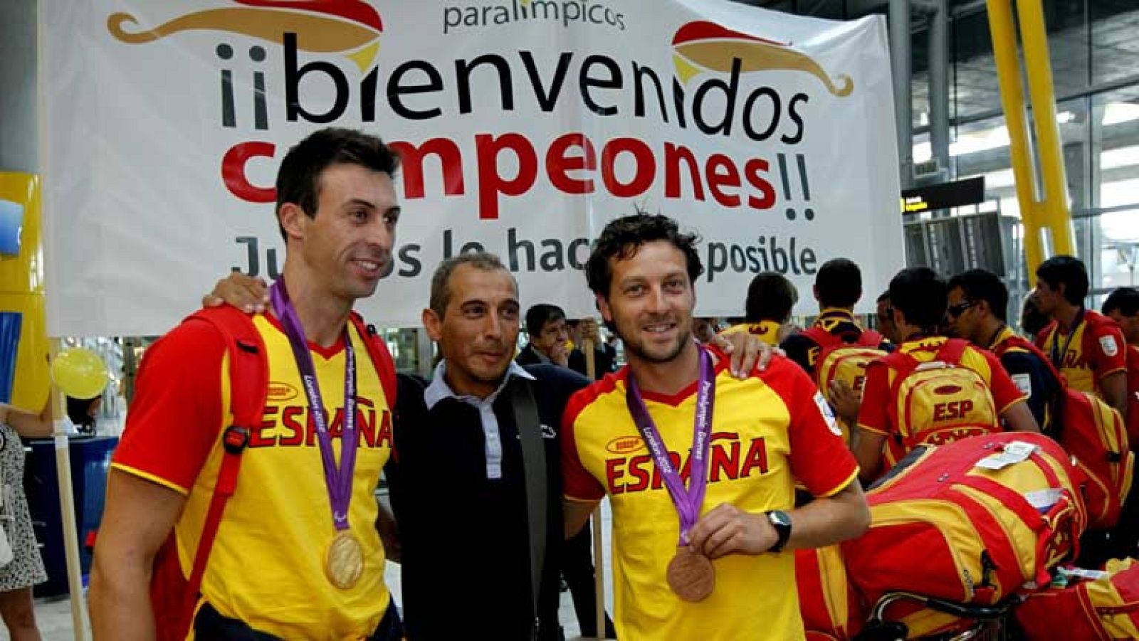 Con la satisfacción del trabajo bien hecho, ha llegado a Madrid la delegación española que ha participado en los Juegos Paralímpicos de Londres. Caluroso recibimiento en Barajas a nuestros deportistas, con Teresa Perales a la cabeza.