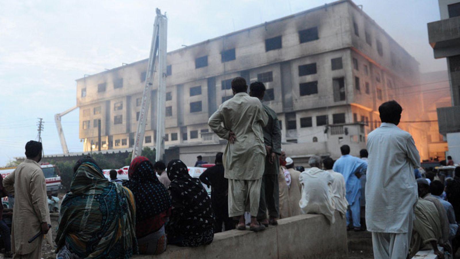 Un incendio en una fábrica textil de Pakistán causa un centenar de muertos