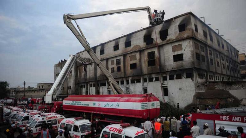 Casi 300 personas han muerto en el incendio de una fábrica de tejidos en Pakistán