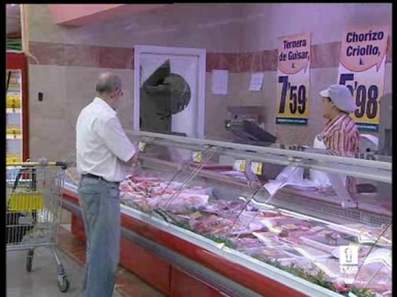 Más productos en los mercados pero menos clientes. Los mostradores y baldas están repletos de productos aunque la huelga ha afectado a los precios