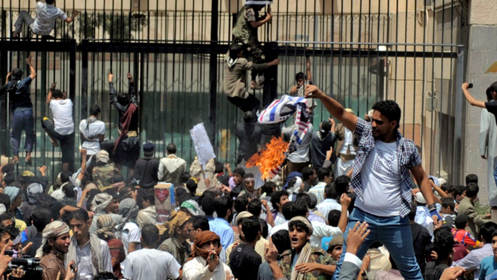 Manifestantes asaltan la embajada de EE.UU. en Yemen y son desalojados por la Policía 