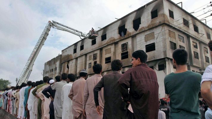 Informativo 24h - Pakistán acusa de homicidio a los dueños de la fábrica donde murieron casi 300 trabajadores